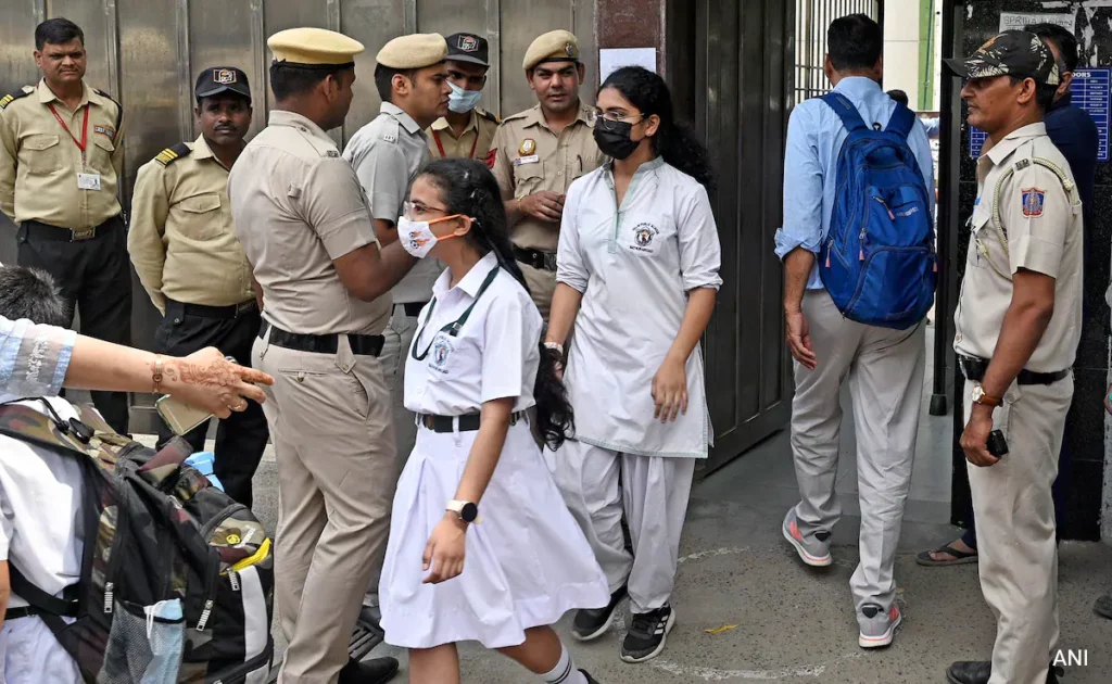 दिल्ली और नोएडा के 100 स्कूलों में बम की धमकी, जांच जारी 